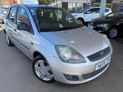 Usado Ford Fiesta Zetec 75 HP (55 kW) 2006 Prateado Citadino