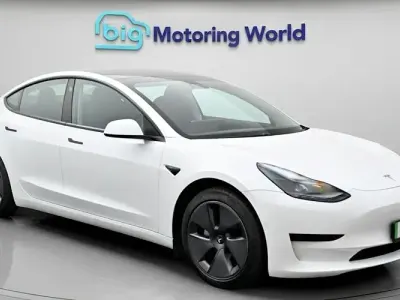 Używany Tesla Model 3 Standard Range Plus 239 kW (325 KM) 2021 Biały Sedan/Limuzyna