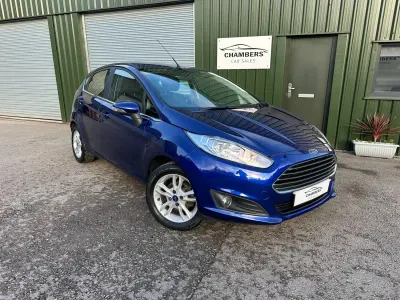 Używany Ford Fiesta Zetec 82 KM (60 kW) 2014 Niebieski Hatchback