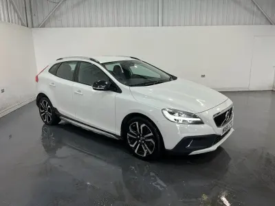 Used Volvo V40 Pro 152 HP (111 kW) 2018 White Hatchback