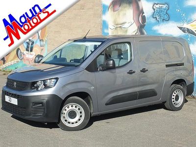 Begagnad Peugeot Partner S 100 HK (73 kW) 2023 Grå Minibuss