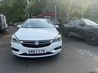 Used Vauxhall Astra SRi 100 HP (73 kW) 2018 White Hatchback