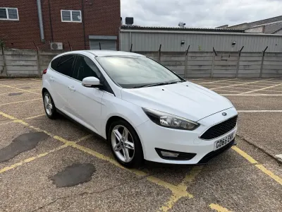 Used Ford Focus Zetec 125 HP (91 kW) 2015 White Hatchback