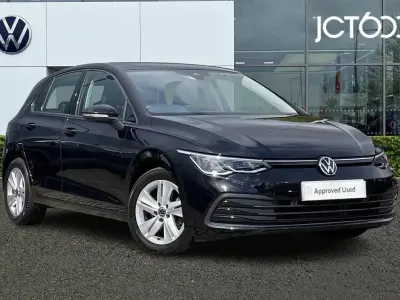 Second-hand VW Golf VIII Life 130 CP (95 kW) 2023 Negru Hatchback