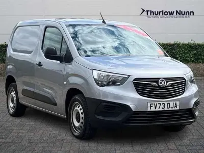 Usado Vauxhall Combo S 100 HP (73 kW) 2023 Cinzento Monovolume