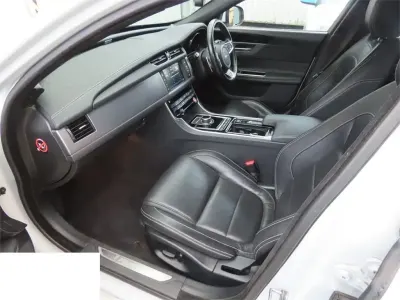 Używany Jaguar XF R-Sport 240 KM (176 kW) 2018 Biały Sedan/Limuzyna