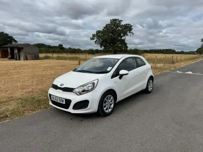Used Kia Rio 84 HP (61 kW) 2012 White Hatchback