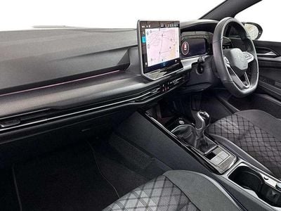 Second-hand VW Golf VIII R-line 150 CP (110 kW) 2025 Negru Hatchback