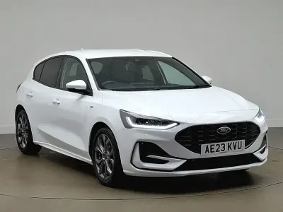 Begagnad Ford Focus ST-Line 125 HK (91 kW) 2023 Vit Halvkombi