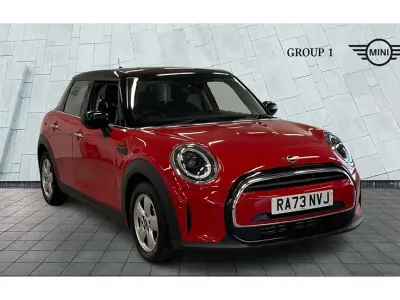 Usado Mini Cooper Classic 136 CV (100 kW) 2024 Rojo Utilitario