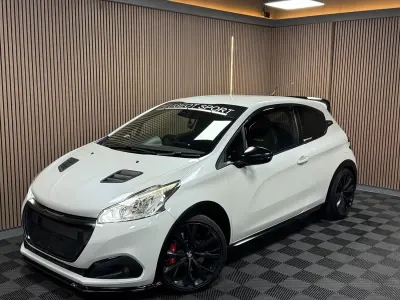 Used Peugeot 208 GTi by Peugeot Sport 208 HP (152 kW) 2016 White Hatchback