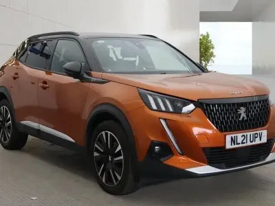 Usado Peugeot 2008 Premium 131 CV (96 kW) 2021 Naranja SUV