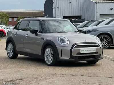 Usado Mini Cooper Exclusive 134 HP (98 kW) 2021 Cinzento Citadino