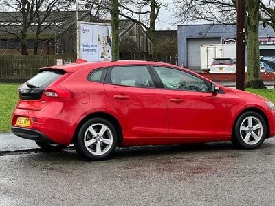 Used Volvo V40 115 HP (84 kW) 2013 Red Hatchback