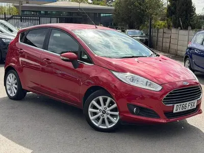 Usado Ford Fiesta Titanium 100 HP (73 kW) 2017 Vermelho Citadino