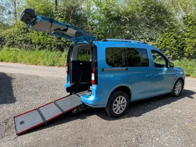 Käytetty Ford Tourneo Connect Titanium 122 HP (89 kW) 2024 Sininen Tila-auto