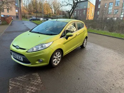 Usado Ford Fiesta Zetec 96 HP (70 kW) 2010 Verde Citadino