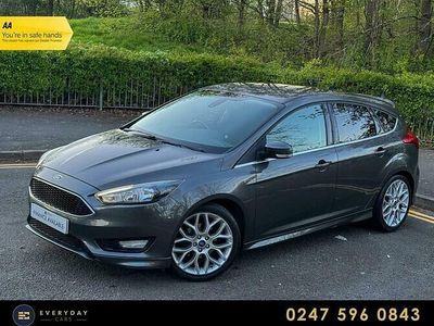Usado Ford Focus Zetec 125 HP (91 kW) 2015 Cinzento Citadino