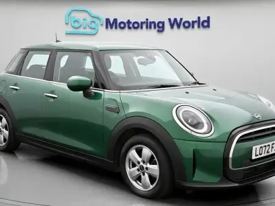 Usado Mini Cooper Classic 136 HP (100 kW) 2022 Verde Citadino