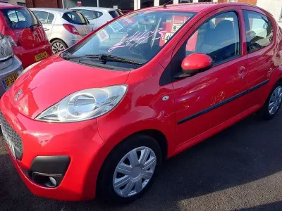 Used Peugeot 107 Active 68 HP (50 kW) 2013 Red Hatchback