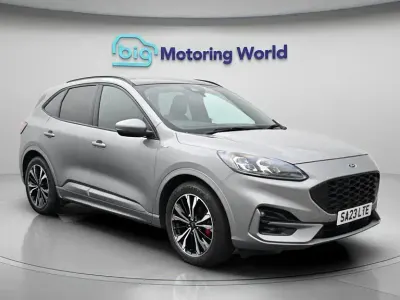 Usado Ford Kuga ST-Line X 190 HP (139 kW) 2023 Prateado SUV