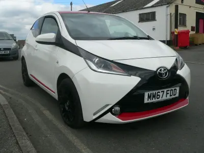 Usado Toyota Aygo x-press 69 HP (50 kW) 2017 Branco Citadino