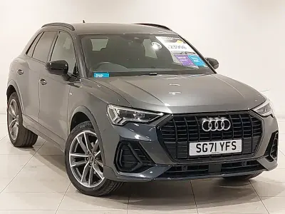 Usado Audi Q3 Black Edition 150 HP (110 kW) 2021 Cinzento SUV