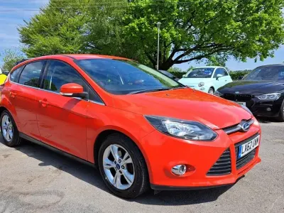 Używany Ford Focus Zetec 125 KM (91 kW) 2012 Czerwony Hatchback