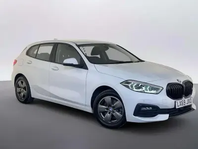 Begagnad BMW 118 Comfort Edition 140 HK (102 kW) 2020 Vit Halvkombi