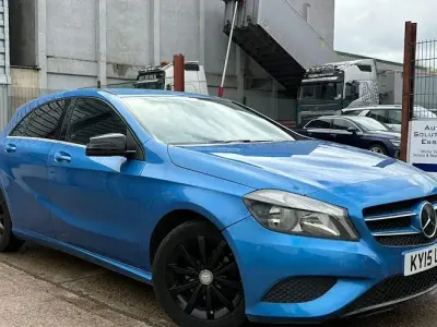 Usado Mercedes A180 SE 109 HP (80 kW) 2015 Azul Citadino