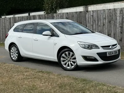 Used Vauxhall Astra Elite 165 HP (121 kW) 2014 White Estate