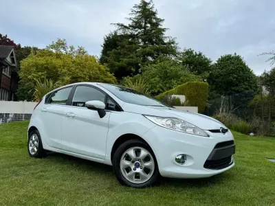 Used Ford Fiesta Zetec 94 HP (69 kW) 2012 White Hatchback