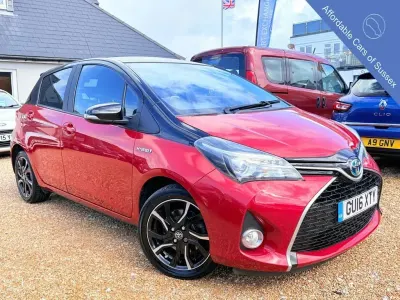 Used Toyota Yaris Design 101 HP (74 kW) 2016 Red/black Hatchback