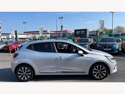 Używany Renault Clio V Iconic 100 KM (73 kW) 2020 Srebrny Hatchback
