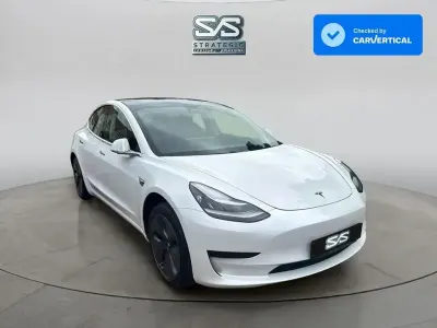 Używany Tesla Model 3 Standard Range Plus 239 kW (325 KM) 2020 Biały Sedan/Limuzyna