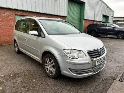 Begagnad VW Touran SE 105 HK (77 kW) 2009 Silver Minibuss
