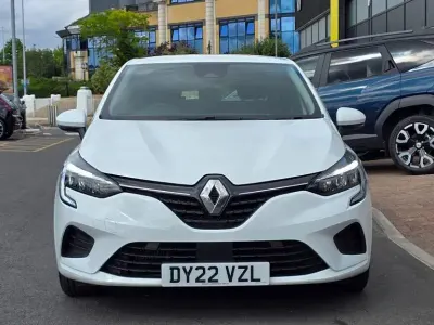 Used Renault Clio Iconic 90 HP (66 kW) 2022 White  Hatchback