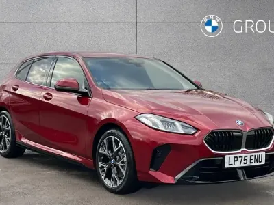 Begagnad BMW 120 M Sport 168 HK (123 kW) 2026 Röd Halvkombi