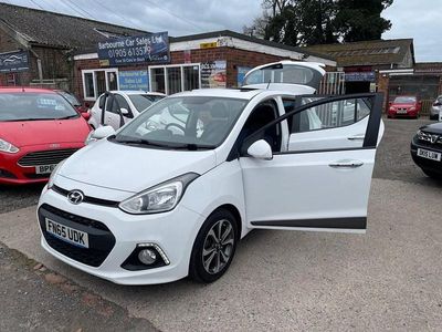 Used Hyundai i10 Premium SE 87 HP (63 kW) 2015 White Hatchback