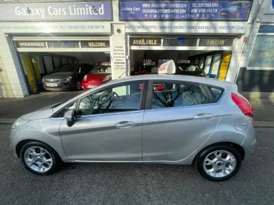 Usado Ford Fiesta Zetec 96 HP (70 kW) 2012 Prateado Citadino