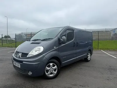 Usado Renault Trafic 115 HP (84 kW) 2013 Cinzento Monovolume