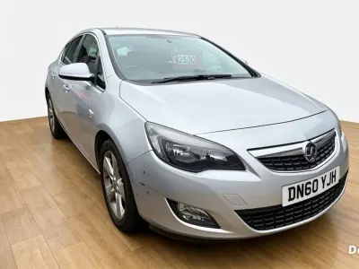 Usado Vauxhall Astra SRi 160 HP (117 kW) 2010 Prateado Citadino