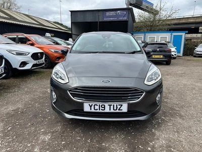 Usado Ford Fiesta Zetec 85 HP (62 kW) 2019 Cinzento Citadino