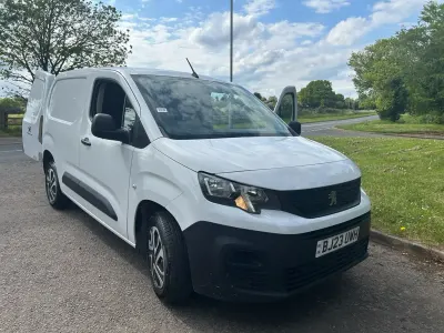 Second-hand Peugeot Partner Premium 131 CP (96 kW) 2023 Alb Monovolum