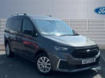 Usado Ford Tourneo Titanium 122 HP (89 kW) 2023 Carrinha
