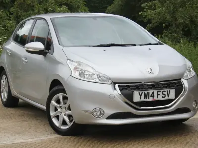 Used Peugeot 208 Active 82 HP (60 kW) 2014 Sparkling silver metallic Hatchback