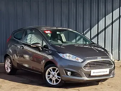 Usado Ford Fiesta Zetec 100 CV (73 kW) 2017 Gris Utilitario