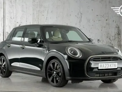 Usado Mini Cooper Hatch 134 HP (98 kW) 2023 Verde Citadino