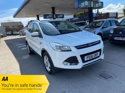 Usado Ford Kuga Zetec 150 CV (110 kW) 2016 Blanco SUV