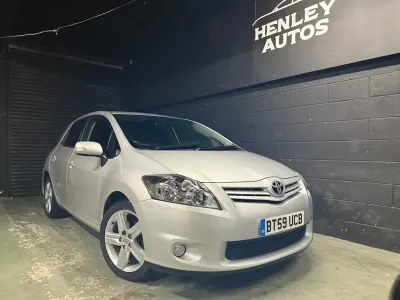 Używany Toyota Auris SR 2010 Srebrny Hatchback